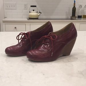Chelsea Crew burgundy wingtip wedges 7.5